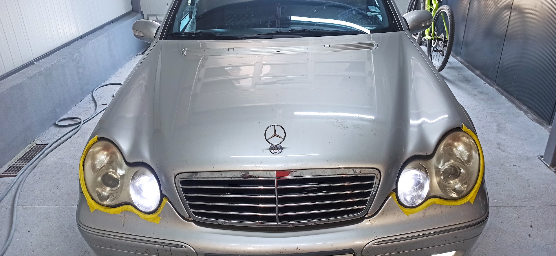Предна част на Mercedes с подготвени за полиране фарове